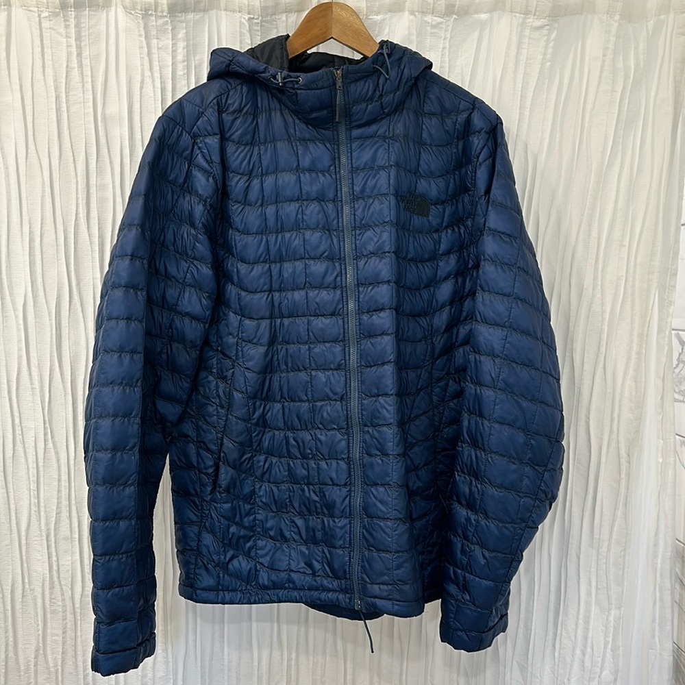 North face men’s navy light puffer jacket